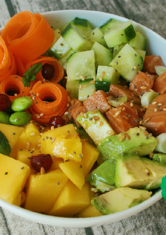 Una foto de Poke de Salmón
