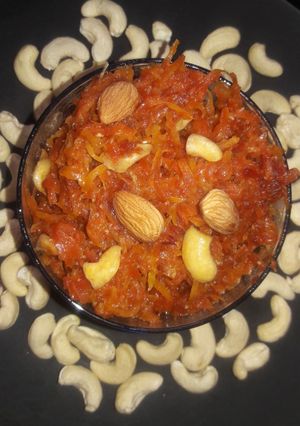 गाजर हलवा (gajar halwa recipe in marathi) रेसिपी चे मुख्य फोटो 