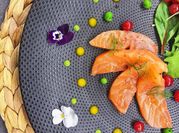 Una foto di insalata al mango