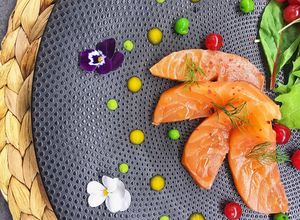 Foto di Crudo di salmone, salsa di piselli, salsa al mango e misticanza