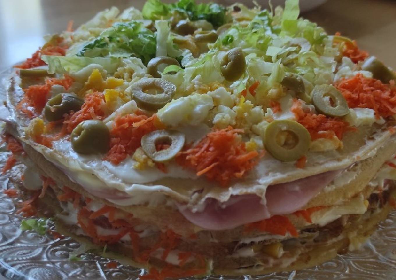 Torre de panqueques con jamón, queso y verduras