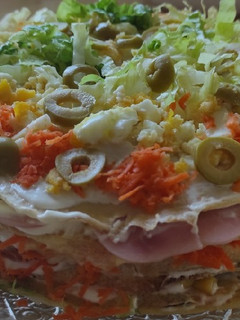 Una foto de Torre de panqueques con jamón, queso y verduras