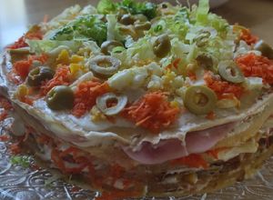 Foto principal de Torre de panqueques con jamón, queso y verduras