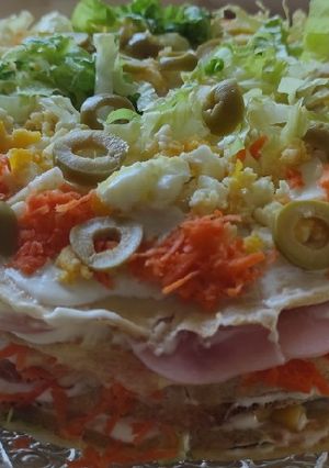 Una foto de Torre de panqueques con jamón, queso y verduras