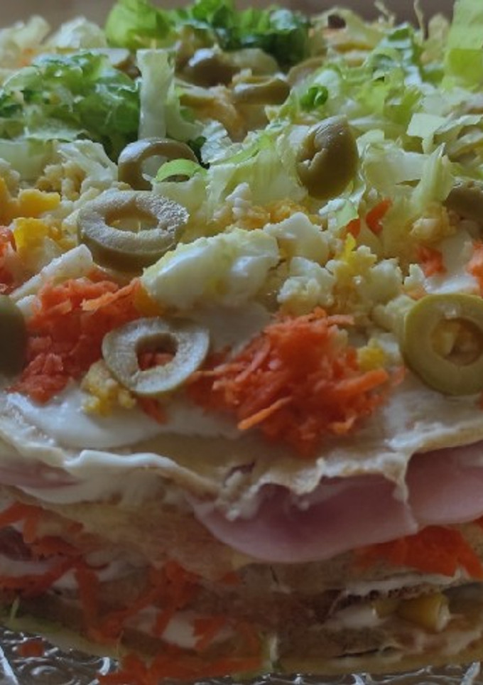 Una foto de Torre de panqueques con jamón, queso y verduras