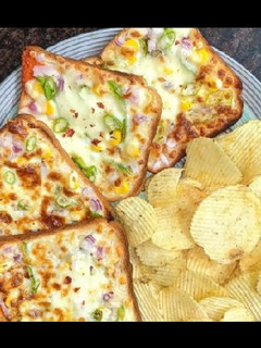ब्रेड पिज़्ज़ा(Bread pizza recipe in hindi) रेसिपी मुख्य फोटो