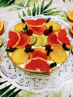 Una foto de Tarta mousse de queso y cítricos sin gluten, sin lactosa, sin azúcar con base de avena 🍊