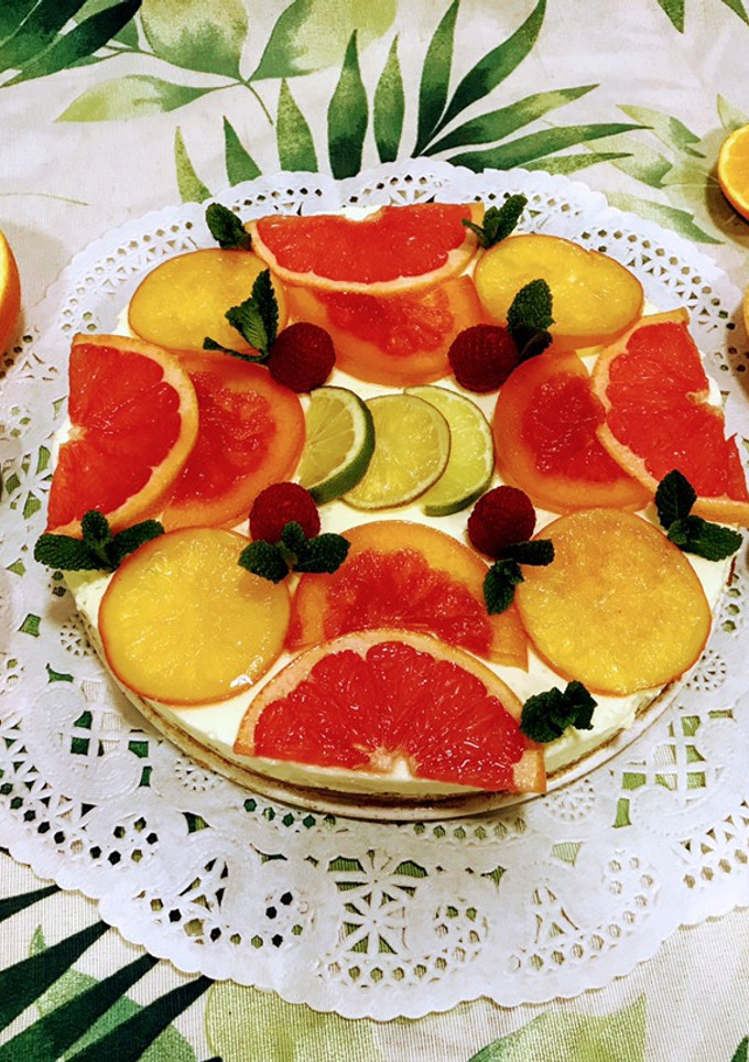 Una foto de Tarta mousse de queso y cítricos sin gluten, sin lactosa, sin azúcar con base de avena 🍊