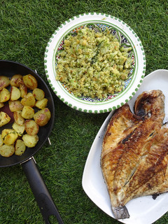 Foto de Dourada grelhada com migas de brócolos e batatas salteadas