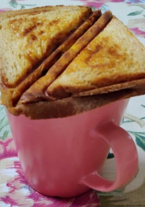 A picture of Cheesey paneer sandwich.