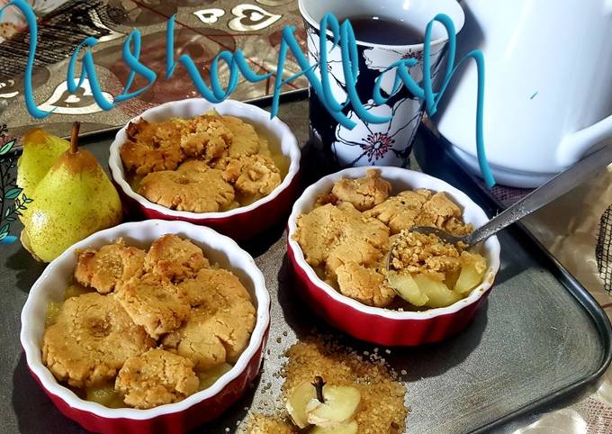 Steps to Prepare Quick Pear and ginger cookie crumble