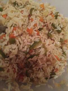 Una foto de Arroz con verduras salteadas en soja