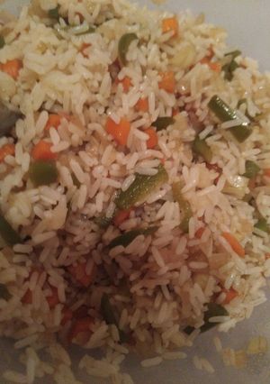 Una foto de Arroz con verduras salteadas en soja