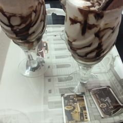 A picture of Kitkat oreo chocolate shake.