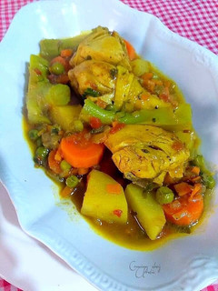 Una foto de Pollo a la jardinera con tronchos de brócoli, en salsa de curry