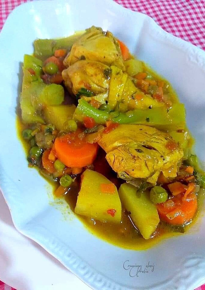 Una foto de Pollo a la jardinera con tronchos de brócoli, en salsa de curry