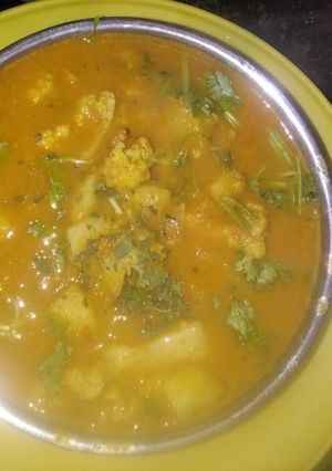 காலிஃப்ளவர் உருளைக்கிழங்கு கிரேவி செய்முறை முக்கிய புகைப்படம்