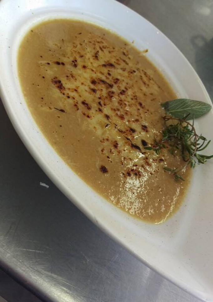 Una foto de Sopa de cebollas francesa