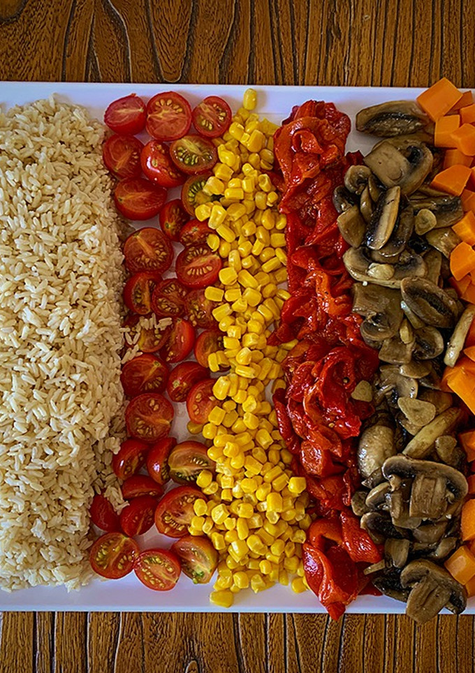 Una foto de Ensalada de arroz integral