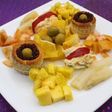 Volovanes y huevos rellenos acompañados de naranja, mango y espárragos