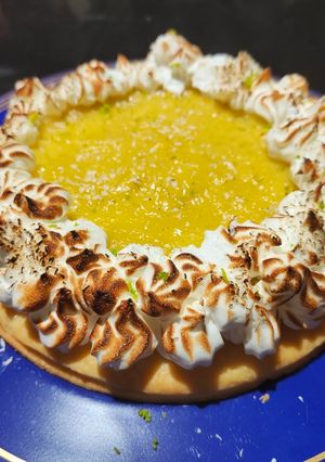 Une photo de Tarte au citron vert et crème coco meringuée