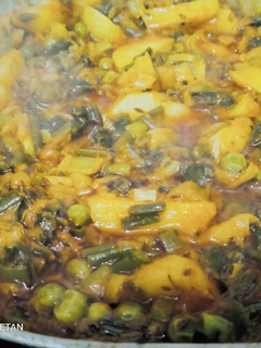आलू मटर ऑयल कि प्याज़ की सब्जी (aloo matar oil free pyaz ki sabzi recipe in Hindi) रेसिपी मुख्य फोटो