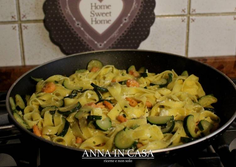 Tagliatelle fatte in casa con zucchine e salmone