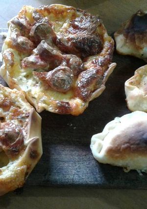 Una foto de Empanadas de salchicha y queso👶