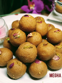 पाकातले पारंपरिक रवा बेसन लाडू (rava besan laddu recipe in marathi) रेसिपी चे मुख्य फोटो