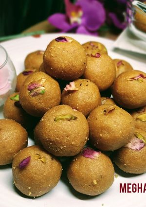 पाकातले पारंपरिक रवा बेसन लाडू (rava besan laddu recipe in marathi) रेसिपी चे मुख्य फोटो