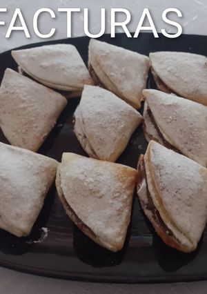 Una foto de Facturas con tapas de empanadas🥐