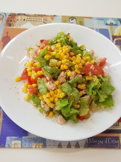 Una foto de Ensalada light.🌽🍅🥗🍴