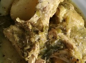 Una foto de Pollo con salsa verde