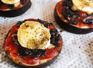 Une photo de Aubergines façon pizza chèvre/tomate/champignons