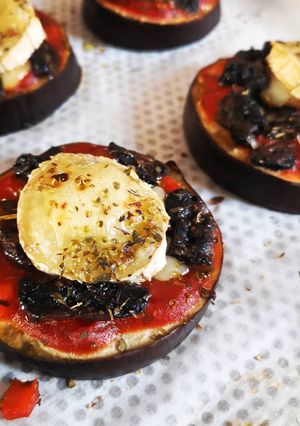 Une photo de Aubergines façon pizza chèvre/tomate/champignons