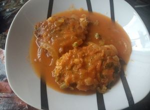 Una foto de Tortitas de pollo y ejotes en caldito de jitomate