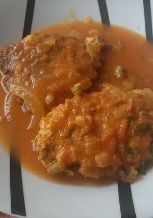 Una foto de Tortitas de pollo y ejotes en caldito de jitomate
