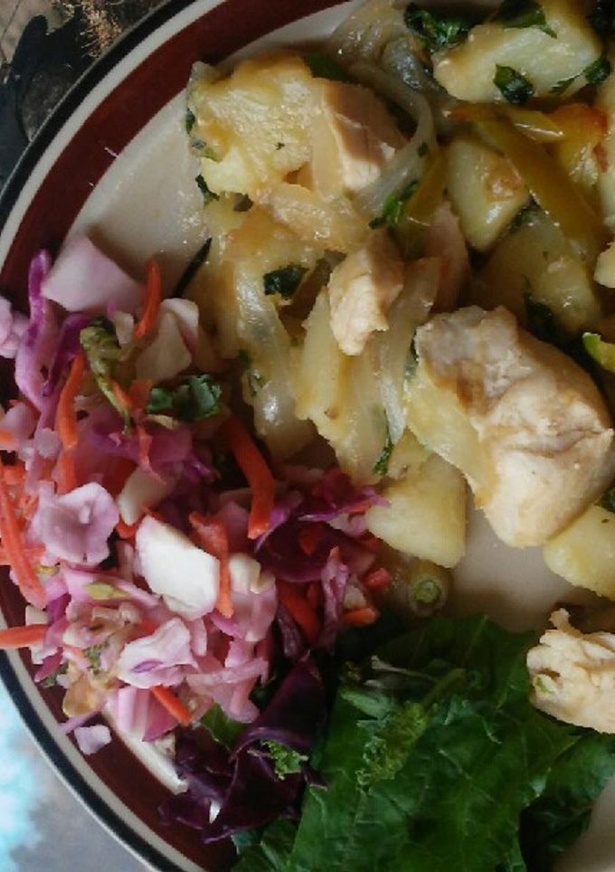 Una foto de Pechugas de pollo con papas