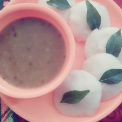 A picture of Idli sambar 😘.