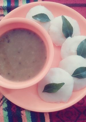 A picture of Idli sambar 😘.