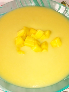 Una foto de Sopa fría de calabacín y mango