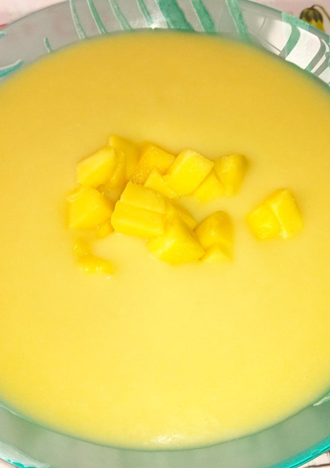 Una foto de Sopa fría de calabacín y mango