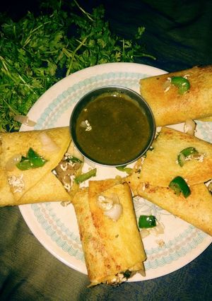 मूंग  दाल के पनीर स्टफ रोल (Moong dal ke paneer stuff roll recipe in Hindi) रेसिपी मुख्य फोटो
