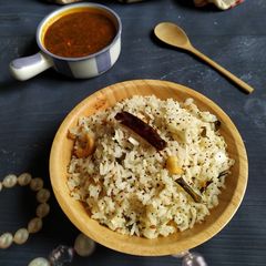 A picture of Thengai sadam/coconut rice.