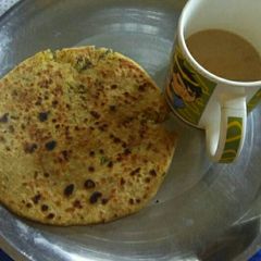 A picture of Aloo pyaz paratha.