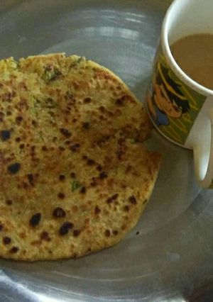 A picture of Aloo pyaz paratha.