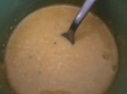 Une photo de sauce césar