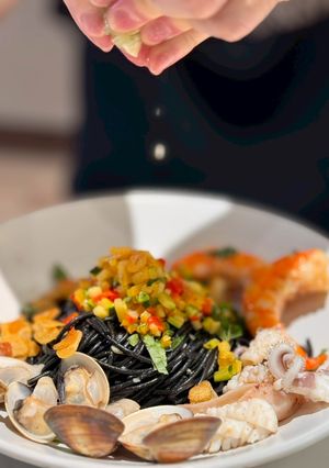 蒜香海鮮墨魚麵佐焙煎辣油 的食譜成品照片