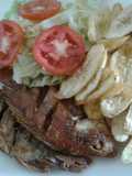 Pescado frito con tajadas