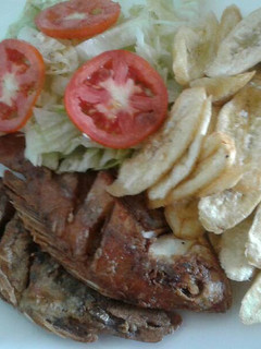 Una foto de Pescado frito con tajadas